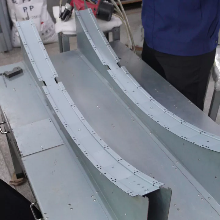 Wie verbessert das Blech eines LCD-Monitors die Haltbarkeit und Leistung?